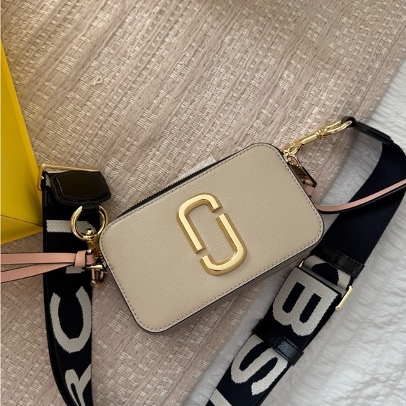 Marc Jacobs Cream Crossbody Bag with Gold Accents - Picture 1 of 11